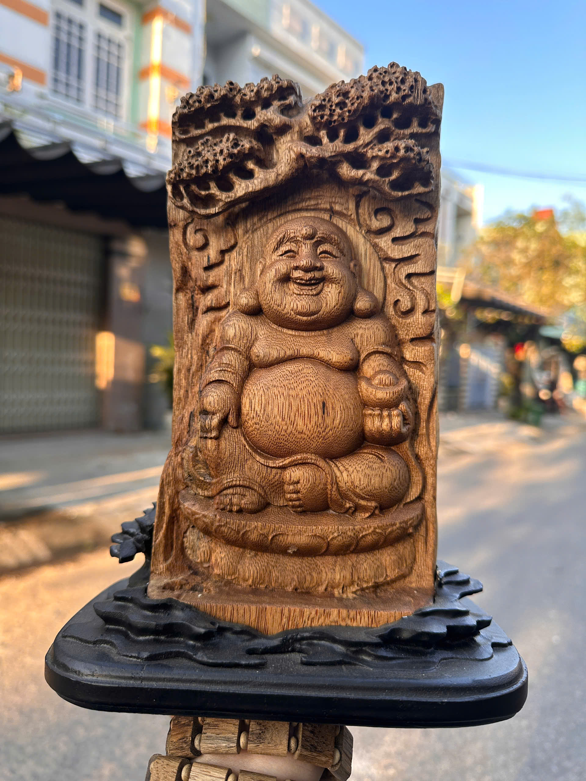 Bức Tượng Ngài Di Lặc  trầm Kiến tự nhiên