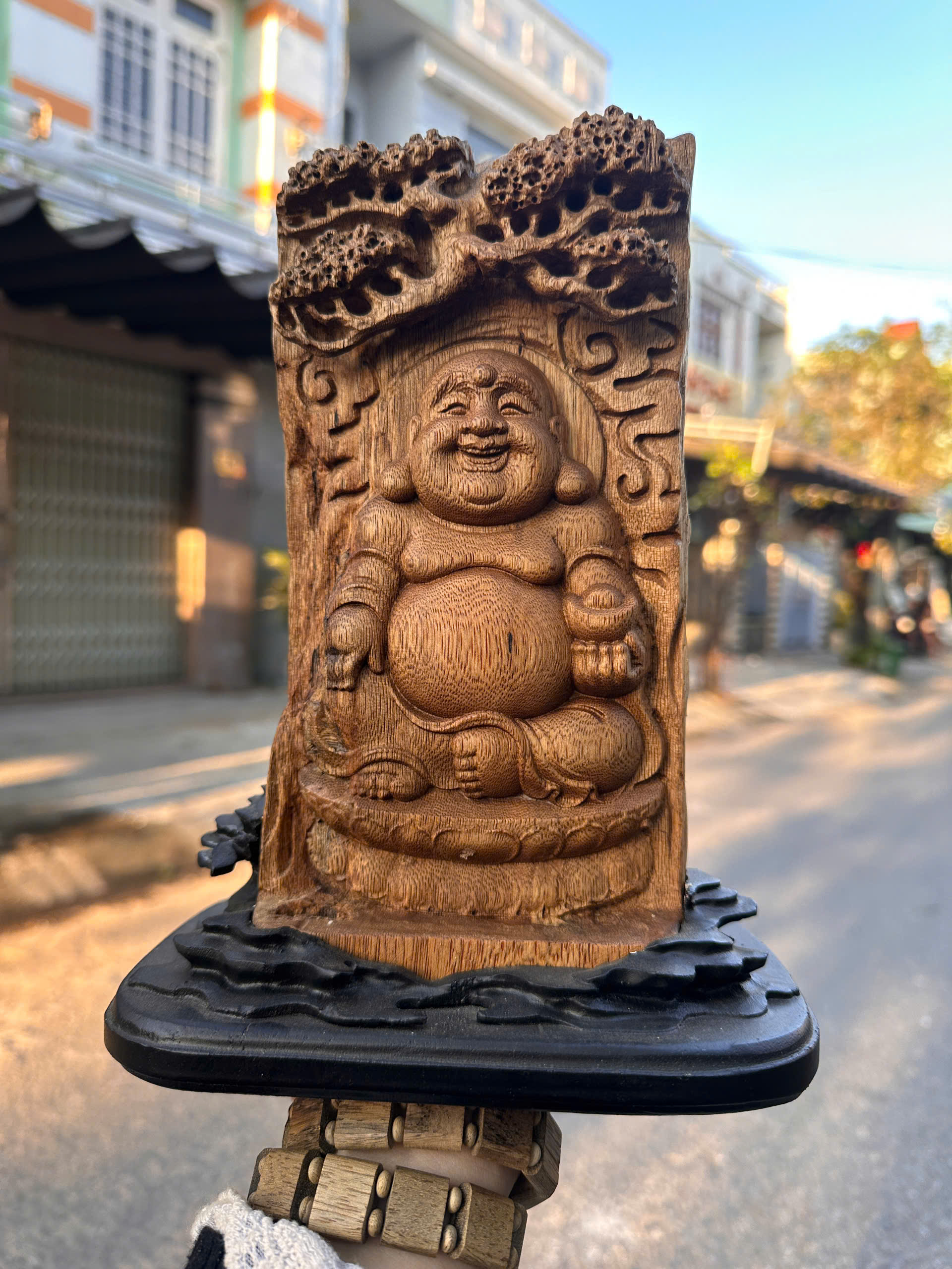 Bức Tượng Ngài Di Lặc  trầm Kiến tự nhiên