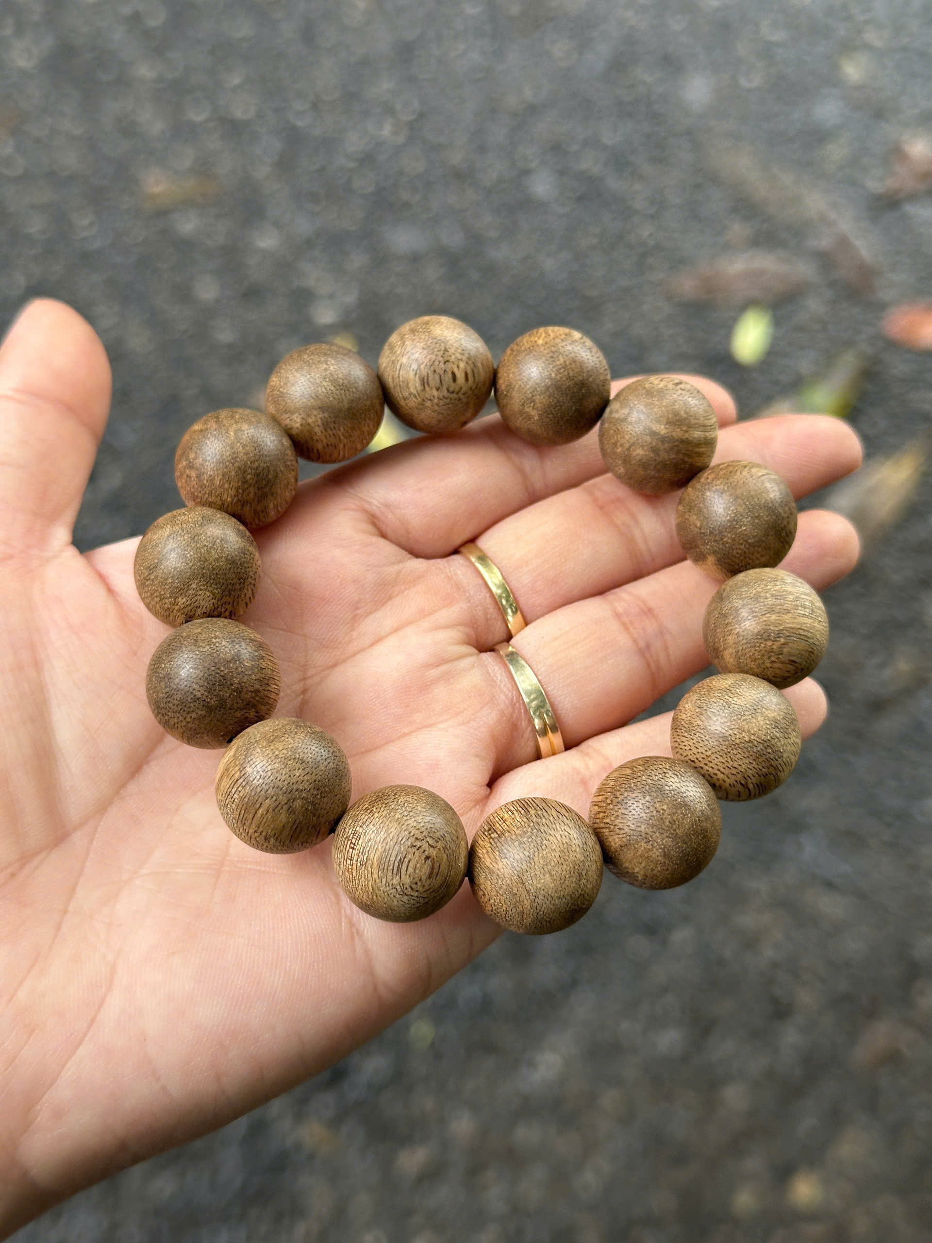 Vòng tròn gỗ đỏ bầu trầm hương 10mm