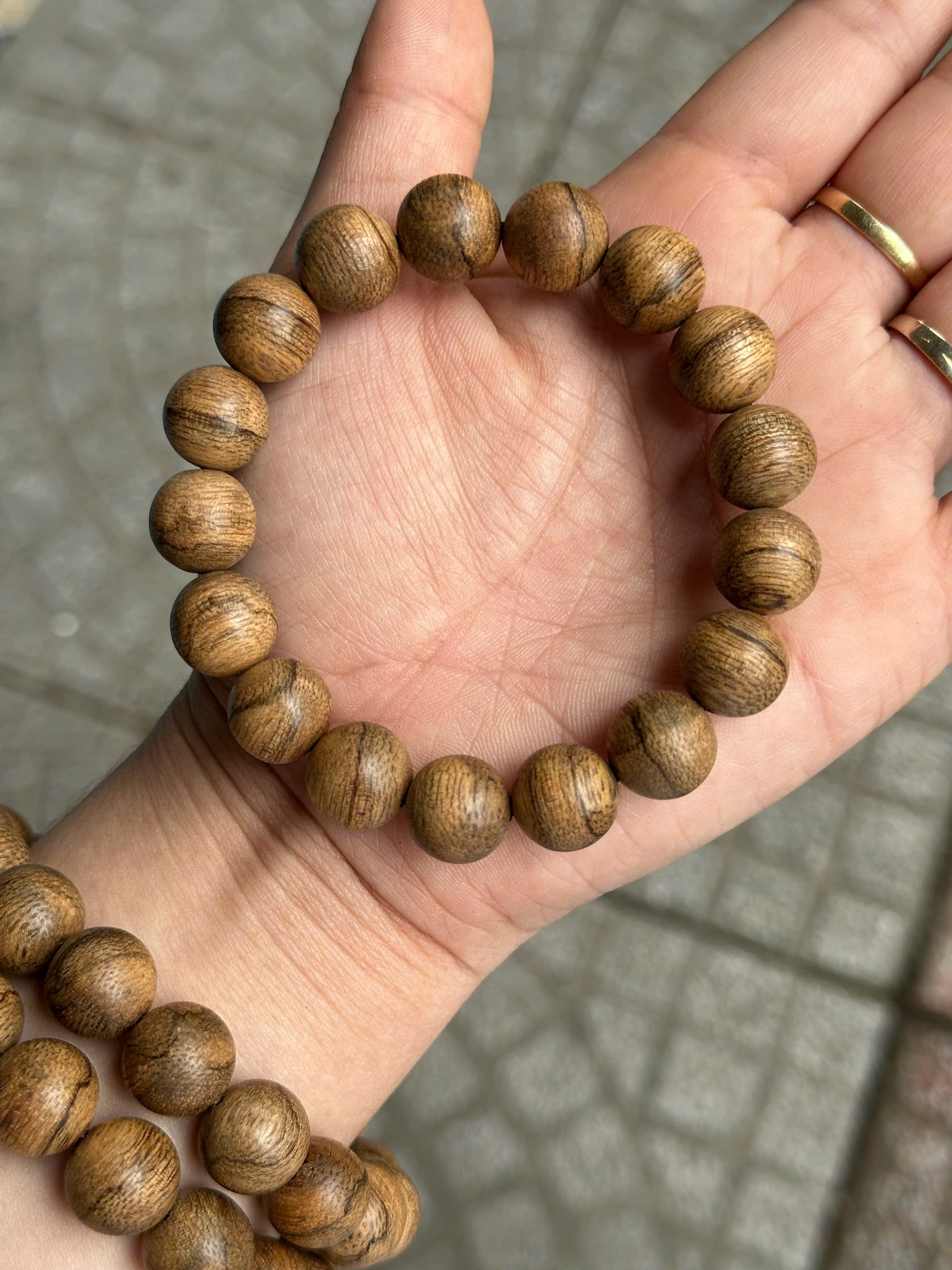 Vòng tròn gỗ đỏ bầu trầm hương 10mm