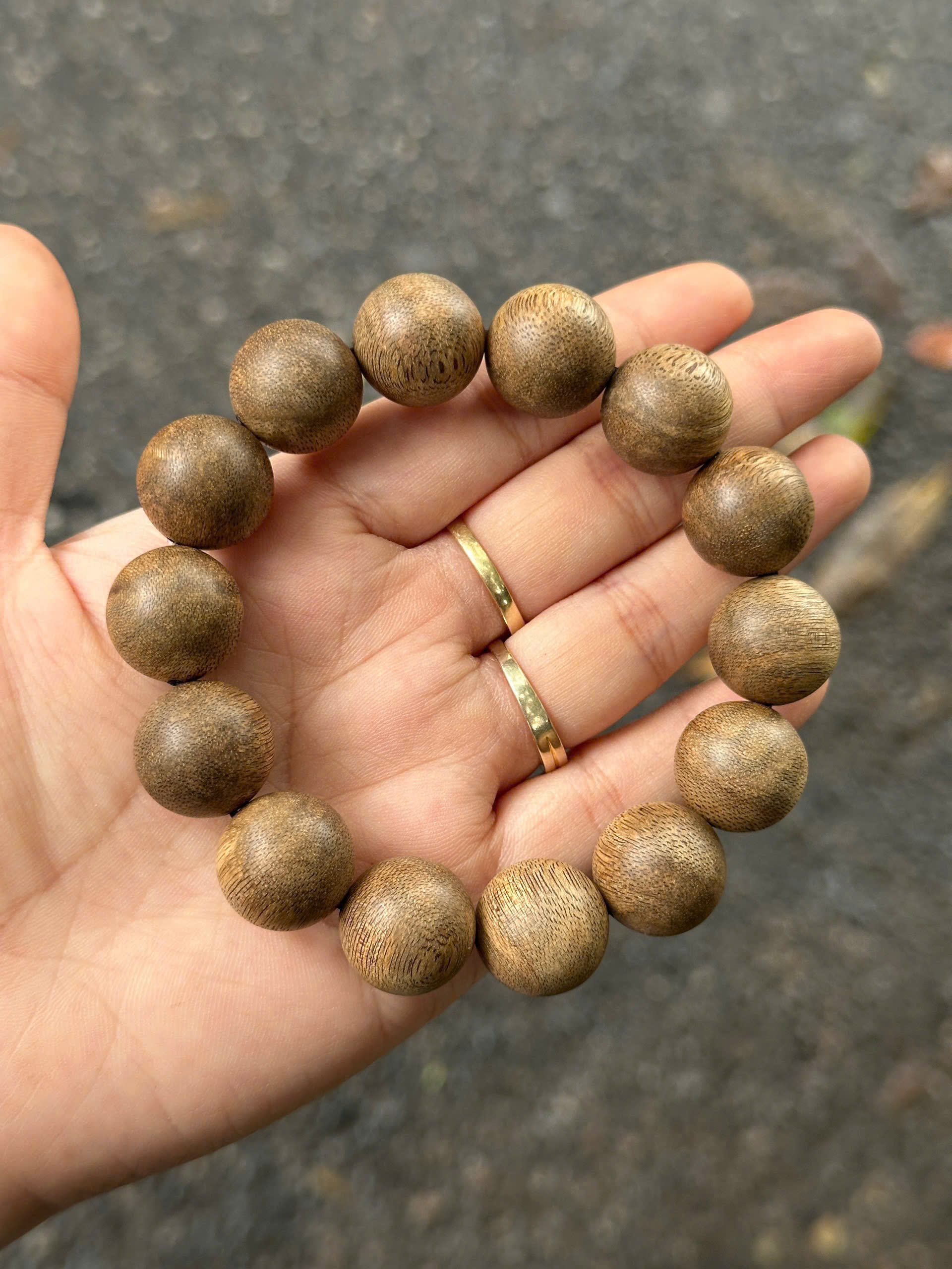 Vòng tròn gỗ đỏ bầu trầm hương 10mm