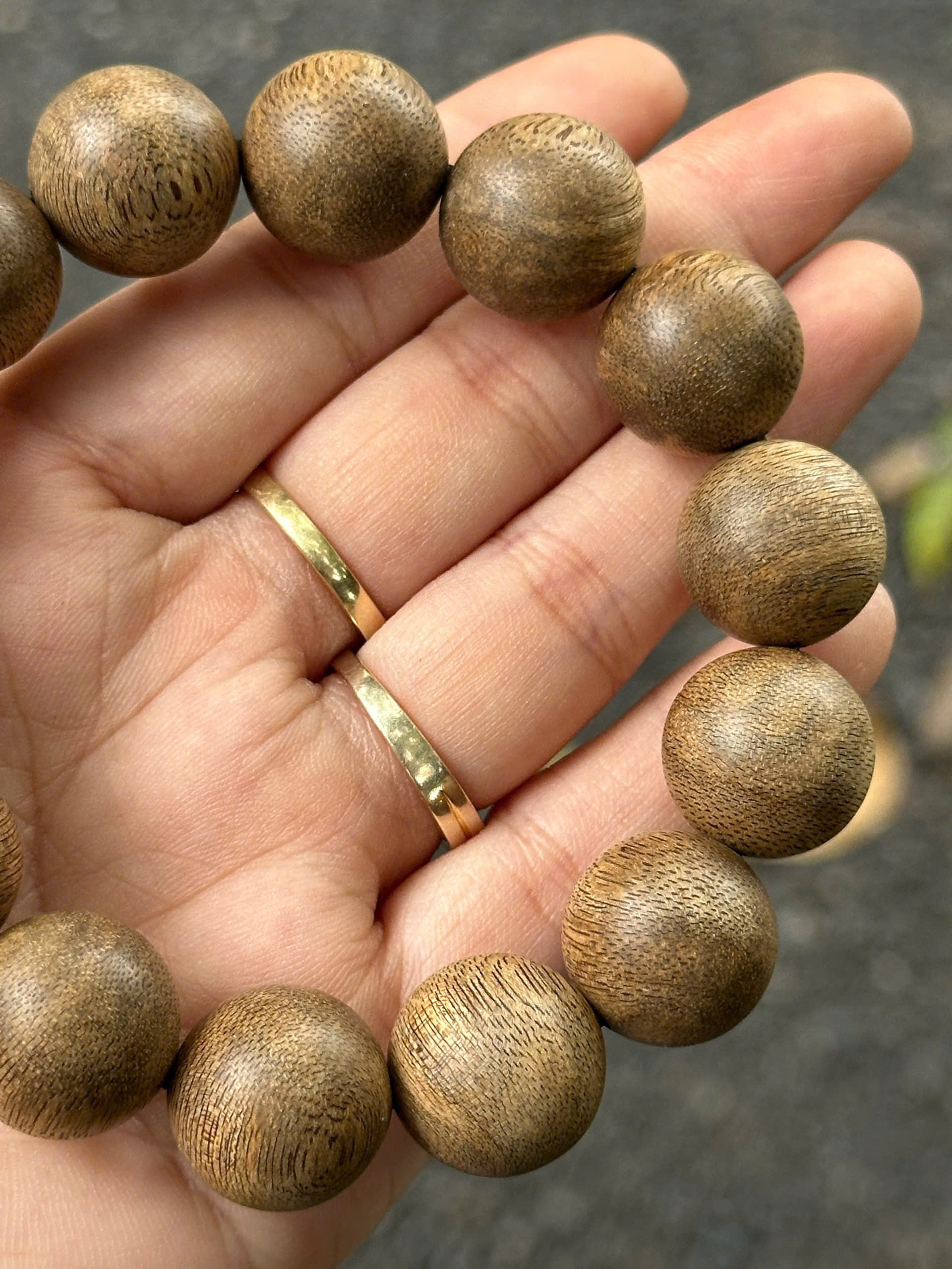 Vòng tròn gỗ đỏ bầu trầm hương 10mm