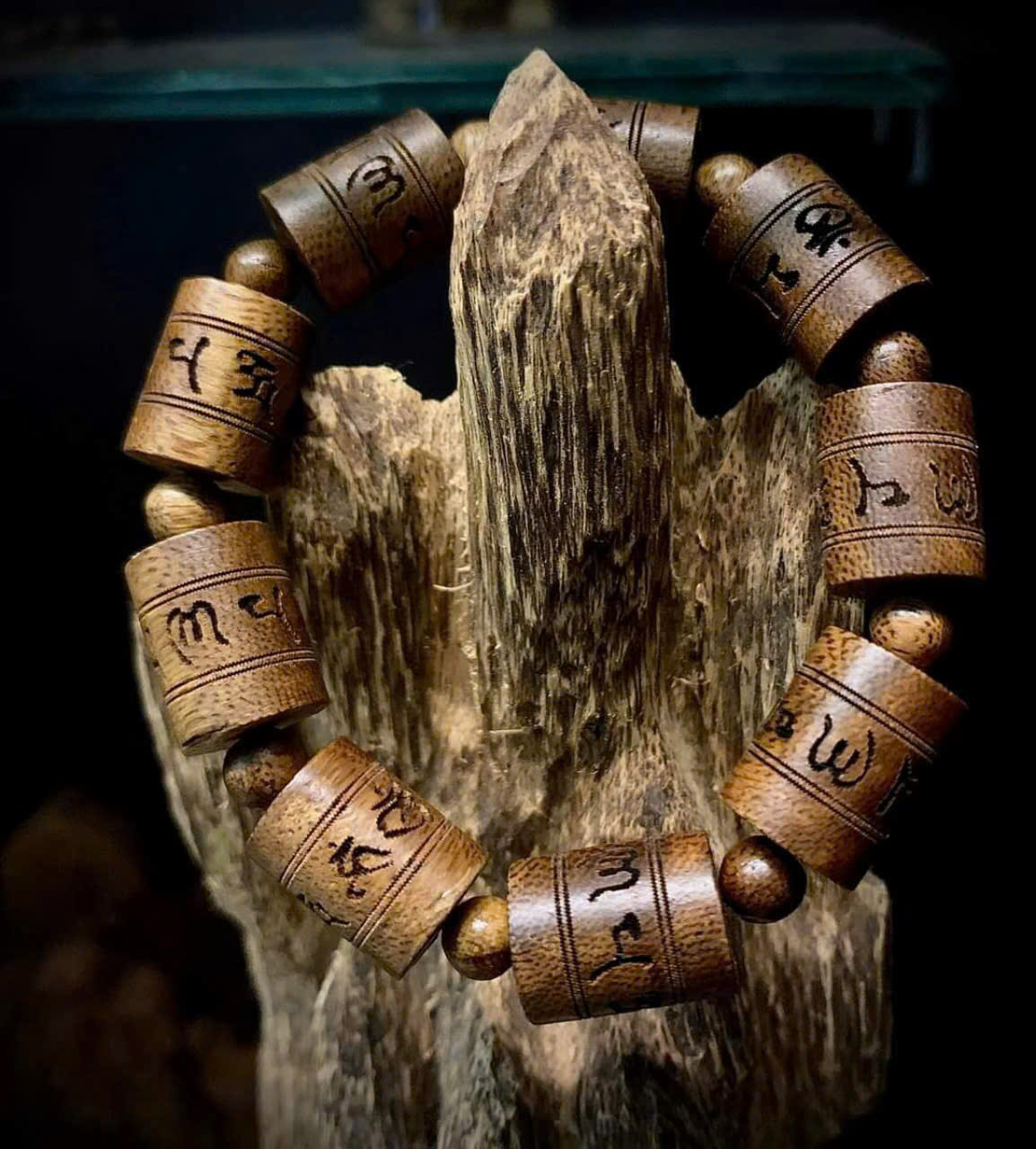 Vòng trúc gỗ đỏ bầu trầm hương 10mm